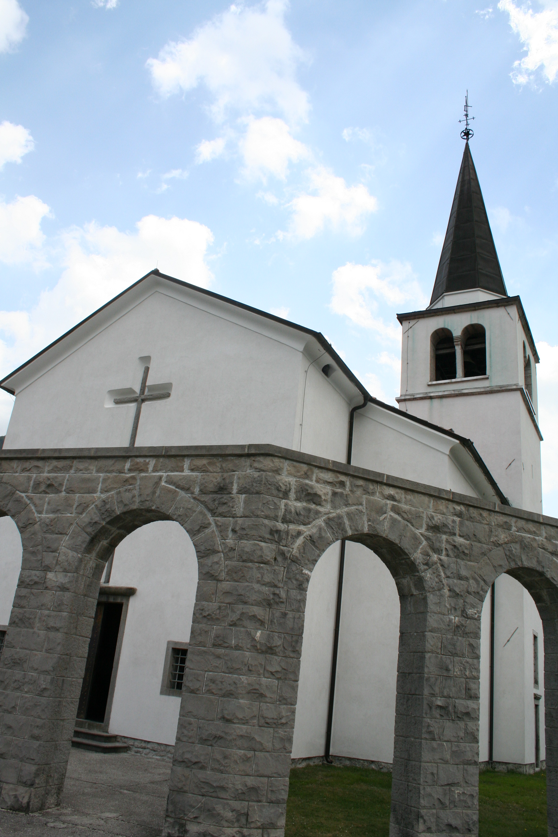 kobarid-kostnica-in-cerkev-sv-antona